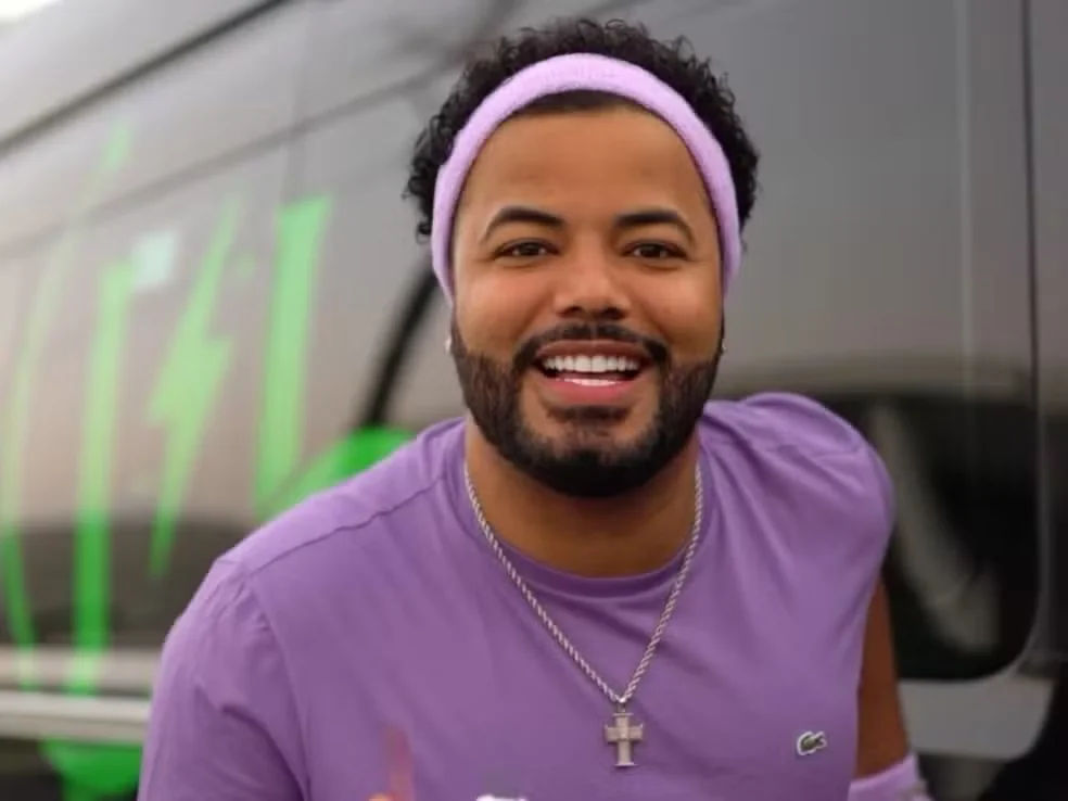 Influenciador Hytalo Santos tem conta do Instagram derrubada após denúncia da Felca 15 Montagem com Hytalo Santos sorrindo e usando camiseta lilás e Felca com expressão séria, ambos influenciadores envolvidos em polêmica no Instagram.