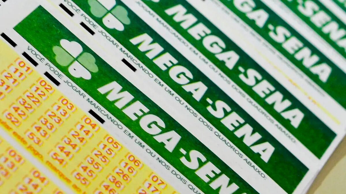 Bilhetes da Mega-Sena com fundo verde, logo de trevo de quatro folhas e quadros de apostas numerados em vermelho, usados para marcar as dezenas escolhidas no sorteio da Mega da Virada.
