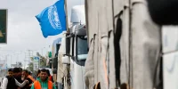 Comboio da ONU leva ajuda a populações afetadas pelo conflito sírio após anúncio de cessar-fogo.
