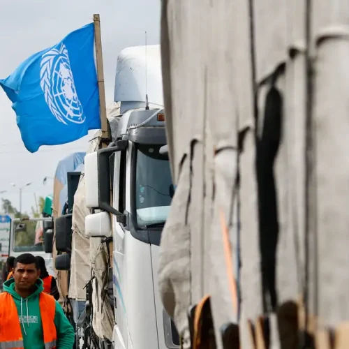 Comboio da ONU leva ajuda a populações afetadas pelo conflito sírio após anúncio de cessar-fogo.
