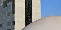 Parlamentares se reúnem no plenário para discutir os últimos detalhes da Reforma Tributária, em um momento decisivo para o futuro fiscal do Brasil.
