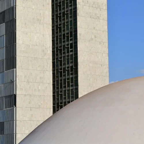 Parlamentares se reúnem no plenário para discutir os últimos detalhes da Reforma Tributária, em um momento decisivo para o futuro fiscal do Brasil.
