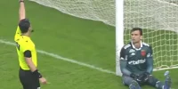 Goleiro do Vasco, Léo Jardim, retratado em meio à dor e polêmica — agora respaldado por laudo médico após expulsão controversa contra o Inter.