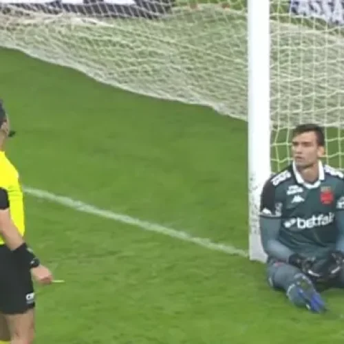 Goleiro do Vasco, Léo Jardim, retratado em meio à dor e polêmica — agora respaldado por laudo médico após expulsão controversa contra o Inter.