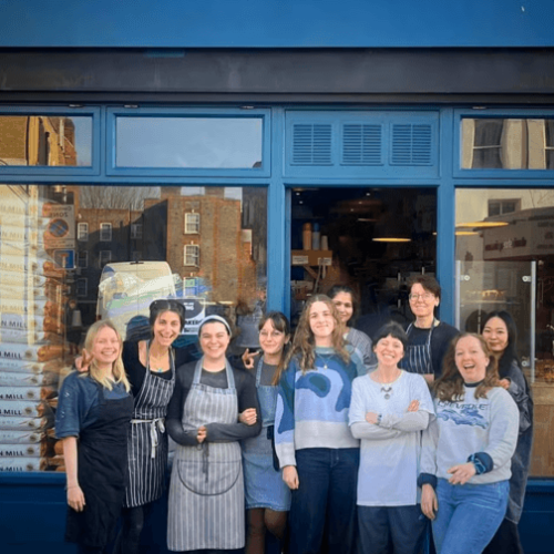 Na fachada azul icônica da Bread by Bike, a dedicada equipe exibe com orgulho o local que virou referência em fermentação natural e comunidade em Kentish Town.