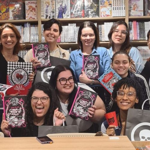Leitores catarinenses se reúnem entre estantes e cafés para trocar ideias e vivências literárias.