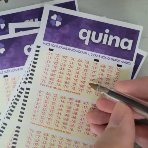 Jogador marca número em bilhete da Quina para o concurso 6795, que acumulou e promete prêmio milionário no próximo sorteio.