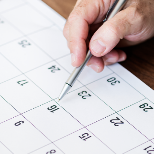 Calendário marca o dia 16 de agosto, uma das datas com feriado em capitais brasileiras — destaque para o impacto nas jornadas de trabalho.
