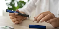 Dispositivos como as novas canetas da EMS oferecem mais autonomia aos pacientes com diabetes, aliando eficácia ao baixo custo na produção nacional