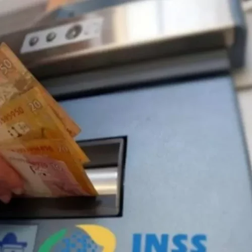 Segurado realizando operação financeira relacionada ao pagamento de benefícios do INSS, conforme calendário oficial de agosto.