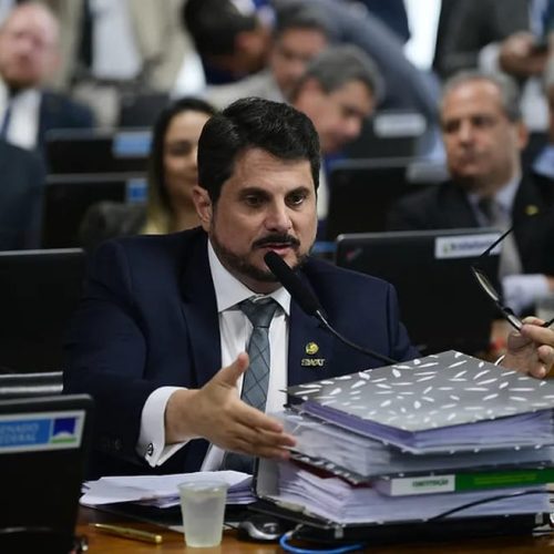 Em meio à tensão política nacional, Renato Rodrigues analisa documentos durante reunião sobre as ações judiciais contra Marcos do Val — senador que passou a ser monitorado por tornozeleira eletrônica após operação da Polícia Federal.