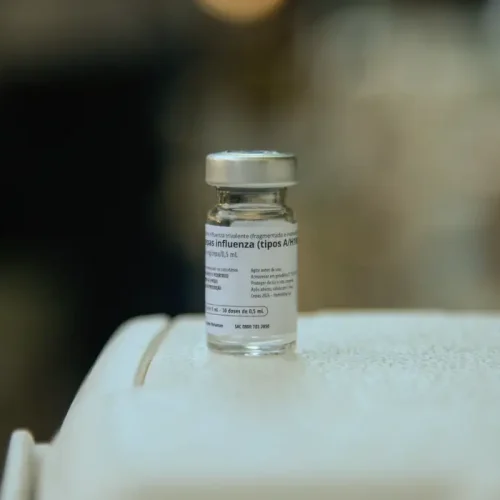 Frasco da vacina contra influenza: imunização segue abaixo da meta no Brasil, com menos de 40% de cobertura entre o público-alvo em 2025.