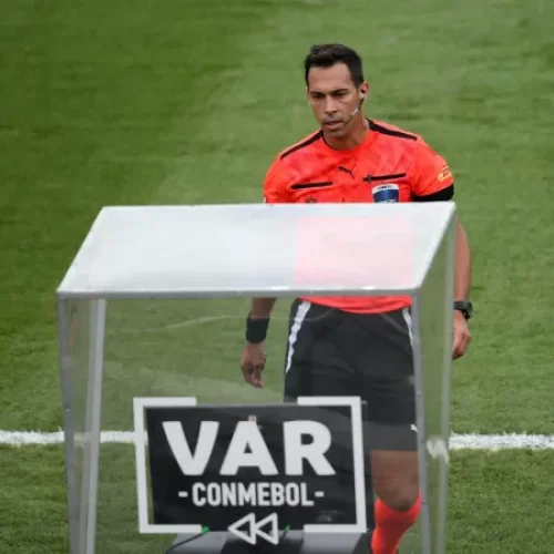 Conmebol reposiciona cabine do VAR para reduzir pressão sobre árbitros