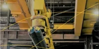 Funcionário opera guindaste em unidade da Gerdau, enquanto a empresa enfrenta concorrência crescente de aço importado e revê seus investimentos no Brasil.