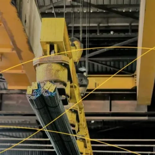Funcionário opera guindaste em unidade da Gerdau, enquanto a empresa enfrenta concorrência crescente de aço importado e revê seus investimentos no Brasil.