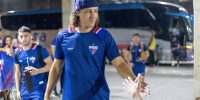 Jogadores do Fortaleza se preparam para viagem momentos após o anúncio oficial da saída de David Luiz, que foi contratado pelo Pafos FC, do Chipre.
📝 Descrição:
A imagem mostra atletas do Fortaleza Esporte Clube usando uniformes azuis com detalhes em vermelho e branco, instantes antes ou depois de uma movimentação oficial. Com mochilas e equipamentos esportivos, o grupo parece em trânsito para treino ou jogo, enquanto a presença de um ônibus ao fundo reforça a sensação de deslocamento. Em destaque, um jogador cumprimenta alguém com um sorriso, transmitindo camaradagem e clima de despedida. A saída de David Luiz para o Pafos FC marca o fim de sua passagem pelo clube cearense e o início de um novo desafio internacional.
Jogadores do Fortaleza se preparam para viagem momentos após o anúncio oficial da saída de David Luiz, que foi contratado pelo Pafos FC, do Chipre.