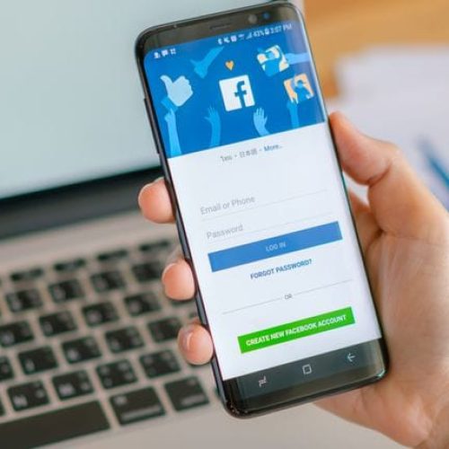 Usuários continuam acessando redes sociais sem compreender os termos de uso — copiar textos virais não impede a coleta de informações pessoais.