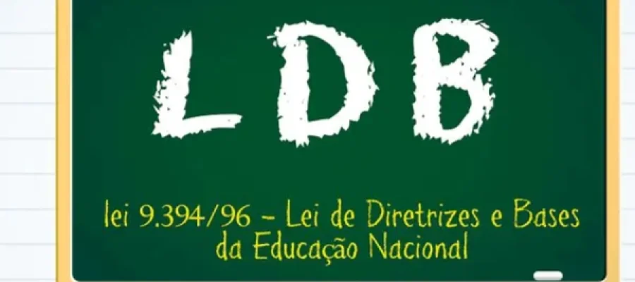 Painel explicativo destaca a Lei nº 9.394/96 — o marco regulatório que organiza todos os níveis da educação nacional.