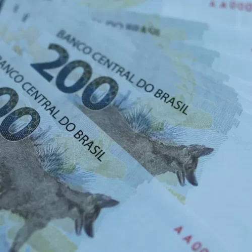 Apostadores conferem os resultados do sorteio da Lotomania realizado em 28 de julho de 2025, com prêmio principal acumulado e surpresa no resultado de 0 acertos.