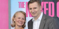 Pamela Anderson e Liam Neeson, lado a lado com charme e cumplicidade, como se a comédia tivesse atravessado o roteiro para a vida real.