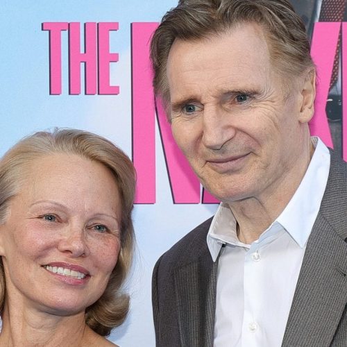 Pamela Anderson e Liam Neeson, lado a lado com charme e cumplicidade, como se a comédia tivesse atravessado o roteiro para a vida real.