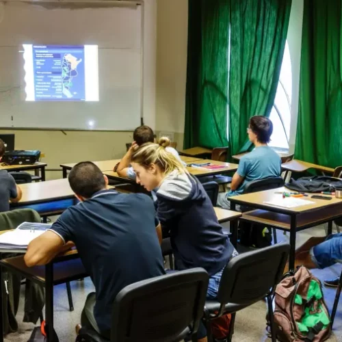 Estudantes celebram oportunidade de quitar dívidas com condições facilitadas anunciadas pelo governo