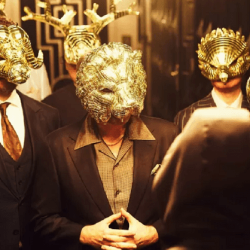 Figuras mascaradas em trajes luxuosos representam a elite sombria por trás dos jogos mortais da série sul-coreana.