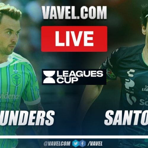 Arte oficial da transmissão ao vivo pela VAVEL.COM destaca craques das duas equipes para duelo crucial no Lumen Field.