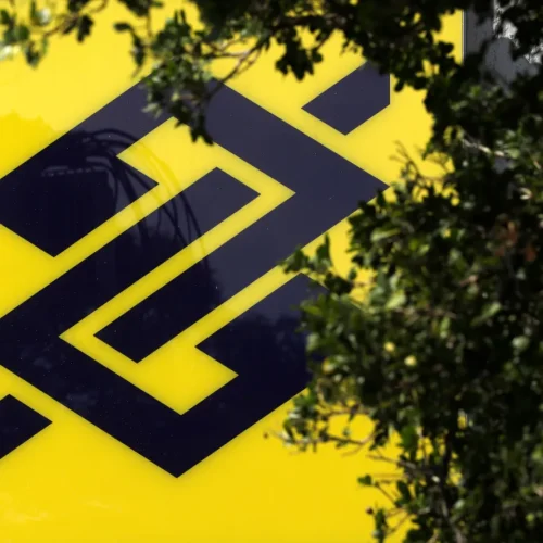 Logotipo institucional do Banco do Brasil ganha destaque em meio ao clima de instabilidade: ações BBAS3 enfrentam queda brusca após resultado decepcionante no 2T25 e sinais de deterioração na carteira agro.