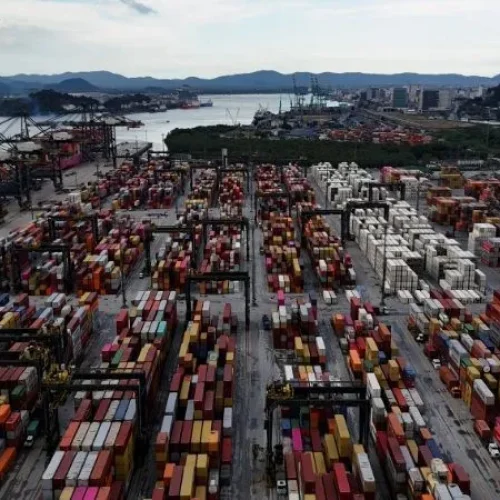 Contêineres no Porto de Santos, um dos principais polos de exportação do Brasil, que pode ser duramente afetado pela nova tarifa de 50% imposta pelos Estados Unidos.