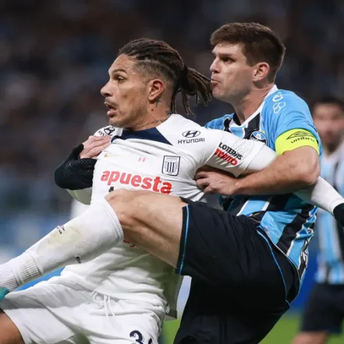 Lance da partida entre Grêmio e Alianza Lima pela Copa Sul-Americana, realizada na Arena em Porto Alegre.