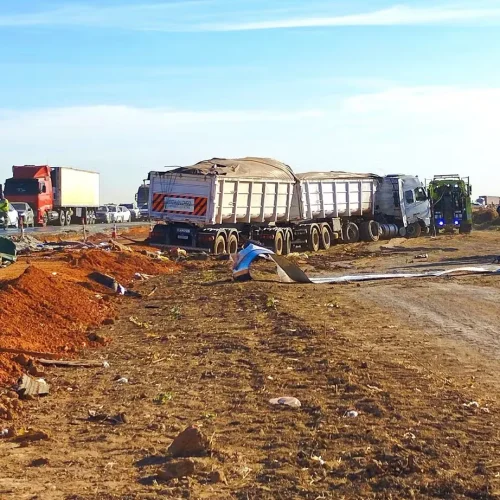 Equipes trabalham na remoção de veículos após colisão entre ônibus de turismo e carreta que deixou 11 mortos e mais de 40 feridos em Lucas do Rio Verde (MT)